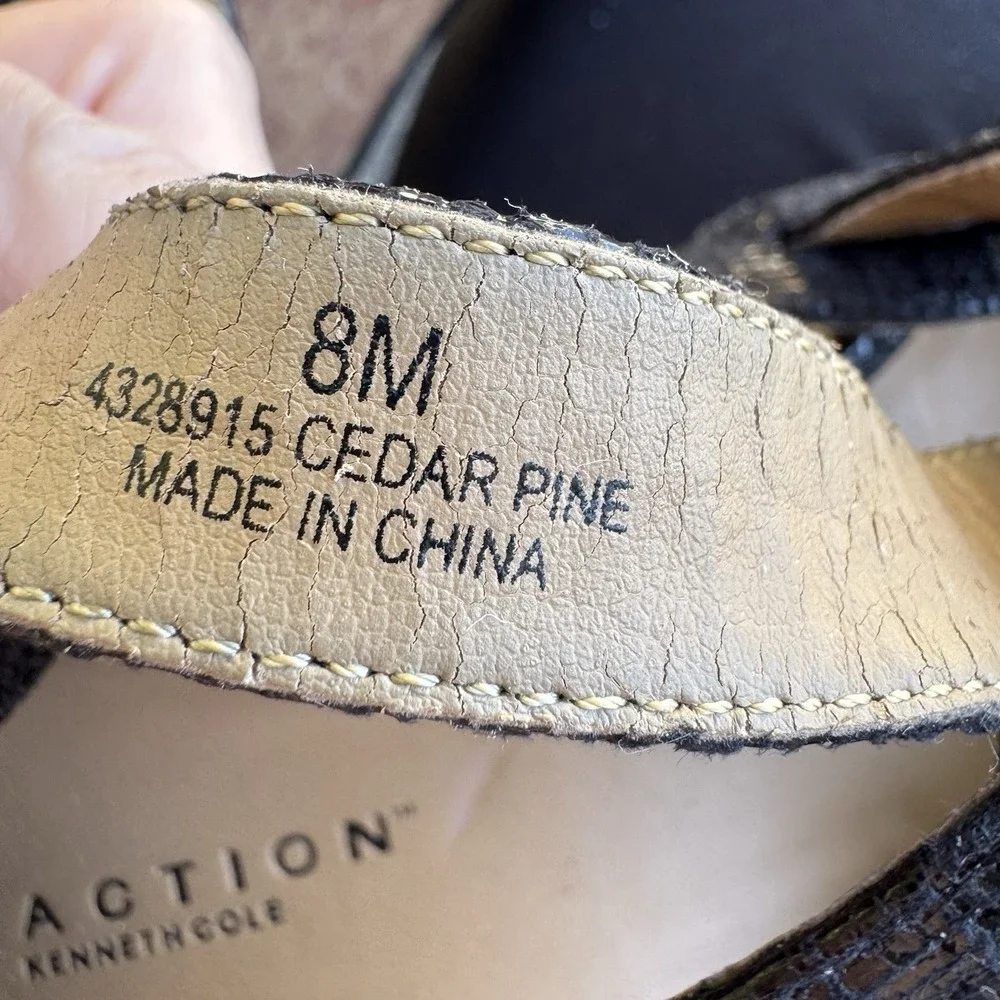 Kenneth Cole Reaction Womens 8‎ M Cedar Pine Black Patent Wedge Sandal *Peeling*
